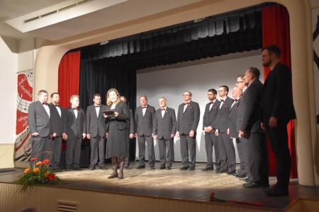 Voditeljica kulturnega večera Teja Stegel z MoPZ KP Kozje